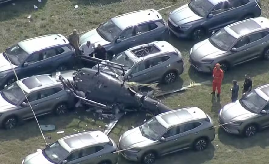 Seis pessoas morrem em queda de helicópteros que colidiram no ar e caíram no Recreio dos Bandeirantes