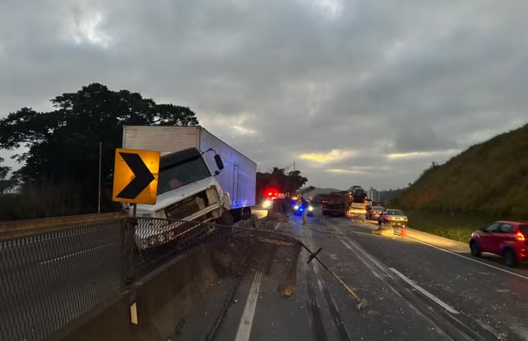 Acidente entre carreta, van e caminhão deixa dois feridos na Dutra em Guaratinguetá, SP