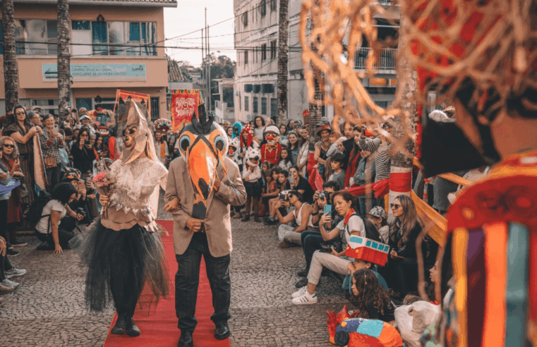 Cunha recebe 5ª edição do Arraial Surreal com cortejo de máscaras e teatro