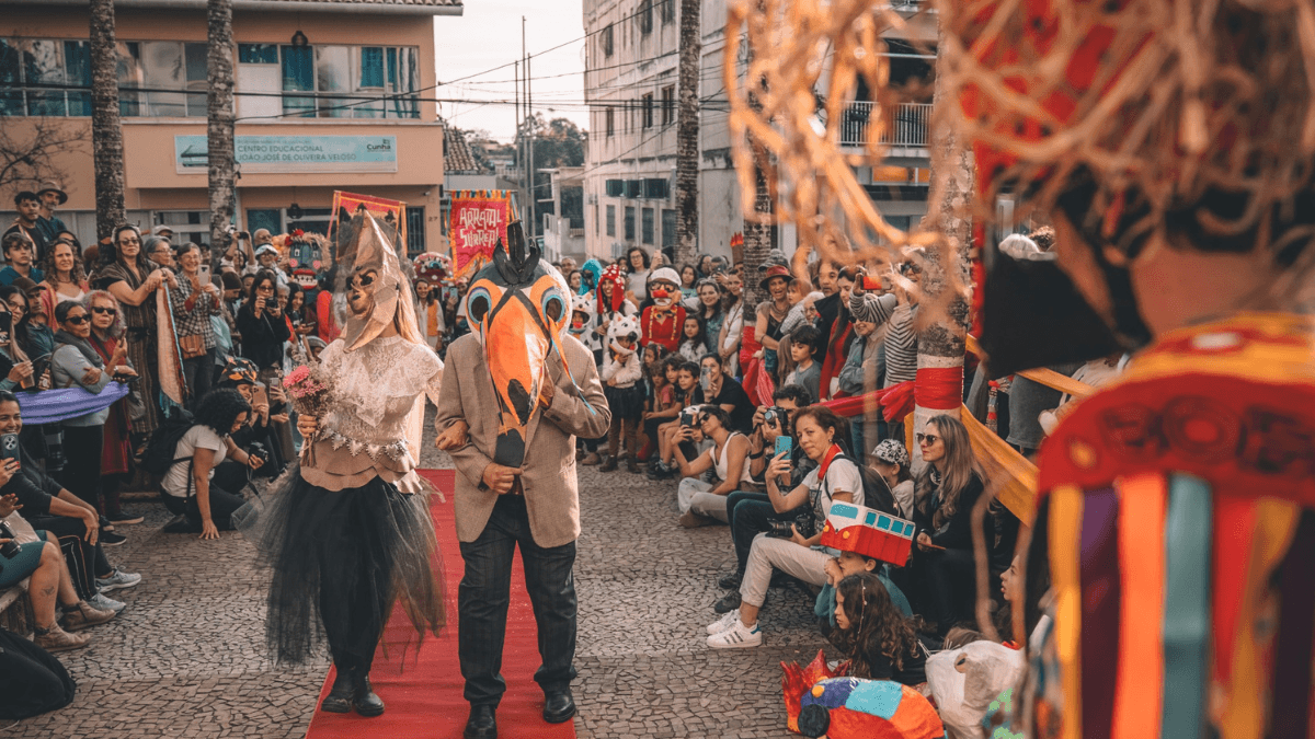 Cunha recebe 5ª edição do Arraial Surreal com cortejo de máscaras e teatro