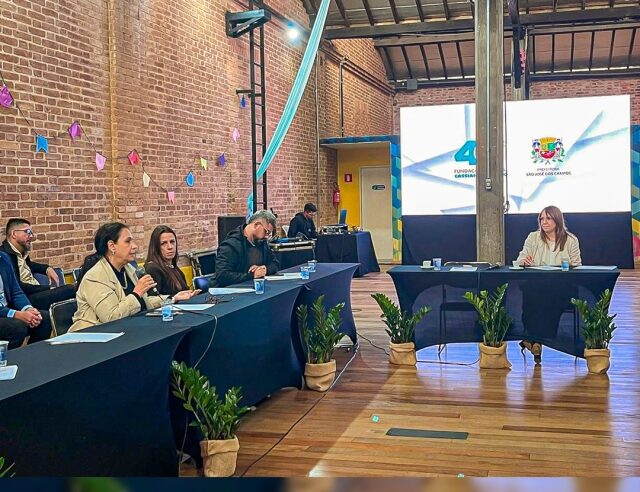 Secretaria de Cultura reúne artistas e prepara novos projetos para Aparecida