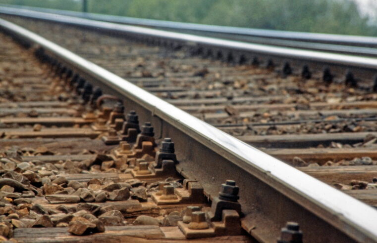 Mulher de 55 anos morre após ser atropelada por trem em Lorena