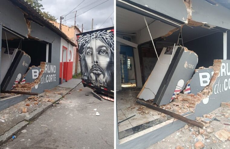 Caminhão invade e destrói barbearia em Guaratinguetá