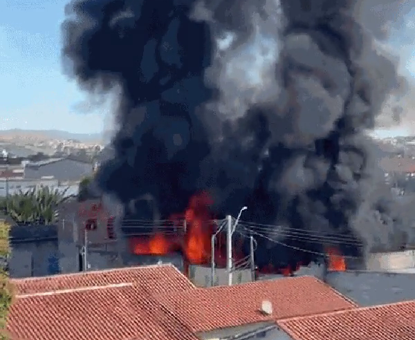 Incêndio atinge galpão de materiais recicláveis em Guaratinguetá