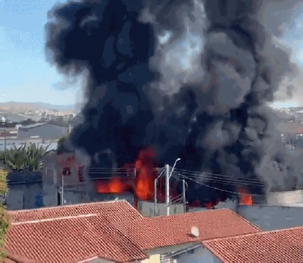 Incêndio atinge galpão de materiais recicláveis em Guaratinguetá