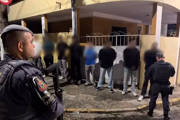 Dois são presos durante operação da PM em bares e adegas de Guaratinguetá