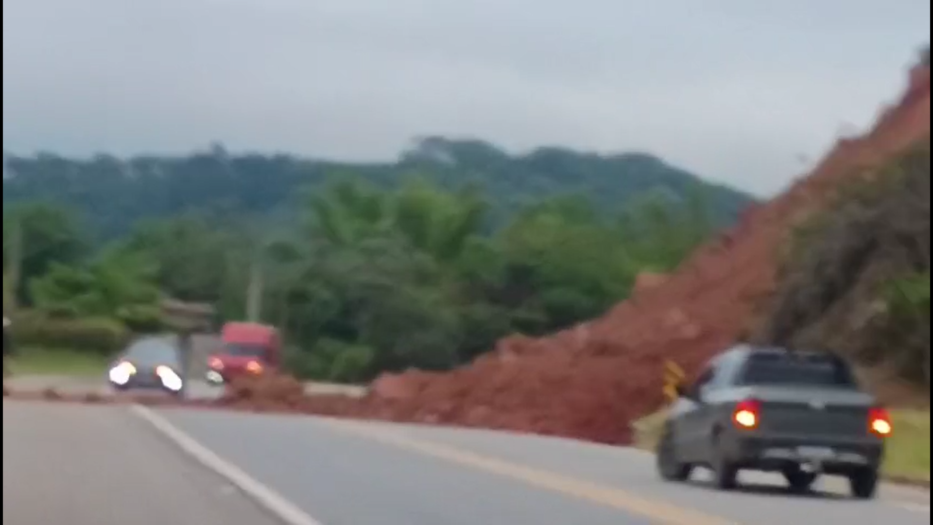 Rodovia Paulo Virgínio, em Guaratinguetá, é liberada pelo DER-SP