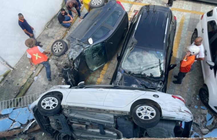 Carro despenca de muro e atinge veículos em Aparecida