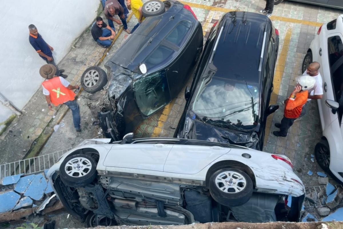Carro despenca de muro e atinge veículos em Aparecida