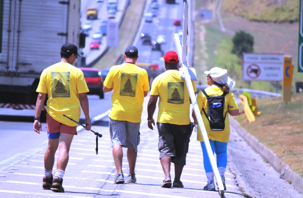 Calçada de 130 km para romeiros na Dutra: veja o que se sabe sobre projeto até Aparecida